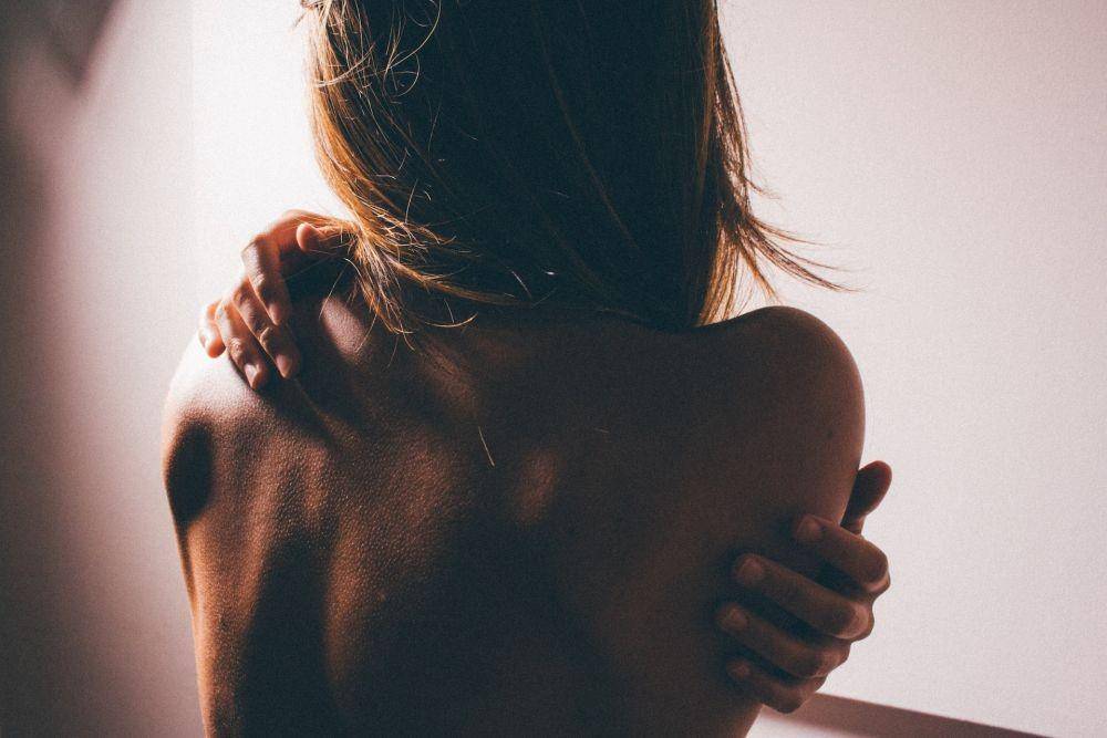 ilustrasi perempuan insecure dengan kulitnya (unsplash.com/Romina Farias)