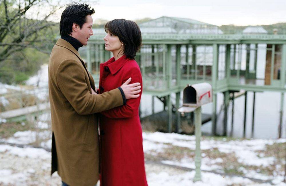 Keanu Reeves dan Sandra Bullock dalam film The Lake House (dok. Warner Bros. Entertainment Inc/The Lake House)