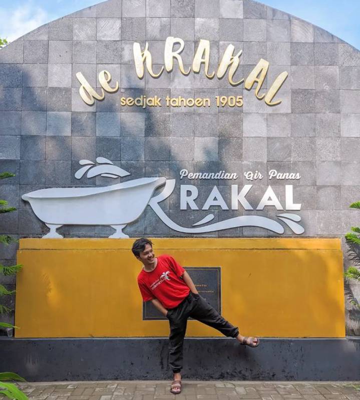 potret pengunjung yang sedang berfoto di obyek wisata pemandian air panas krakal kebumen (instagram.com/zulianfatha_)