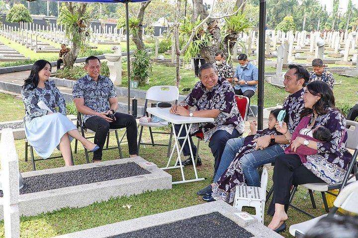 Aliya Rajasa berziarah ke makam Ani Yudhoyono (instagram.com/ibasyudhoyono)