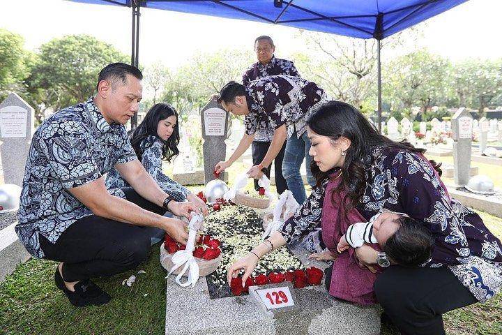 Aliya Rajasa berziarah ke makam Ani Yudhoyono (instagram.com/ibasyudhoyono)