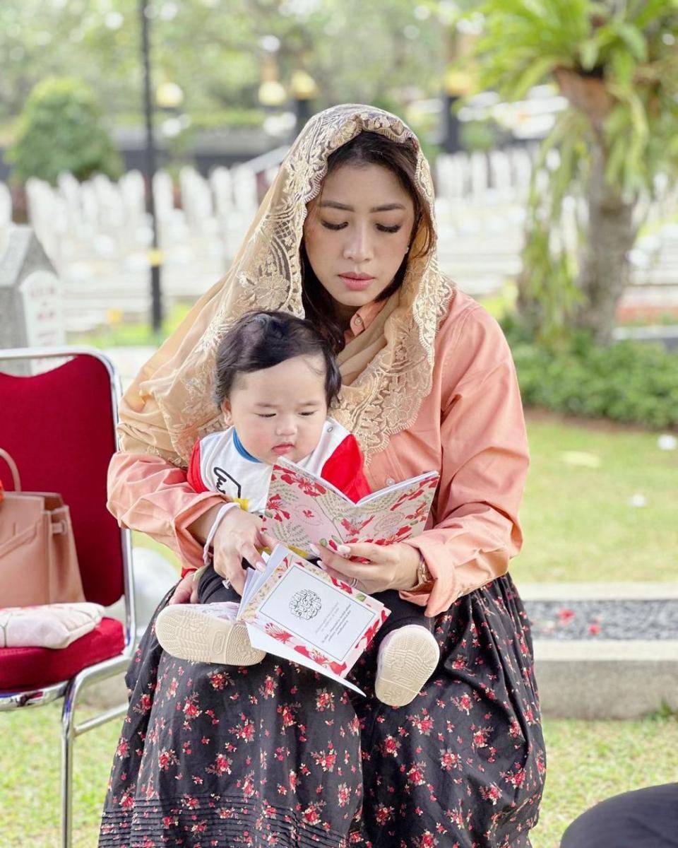 Aliya Rajasa berziarah ke makam Ani Yudhoyono (instagram.com/ruby_26)