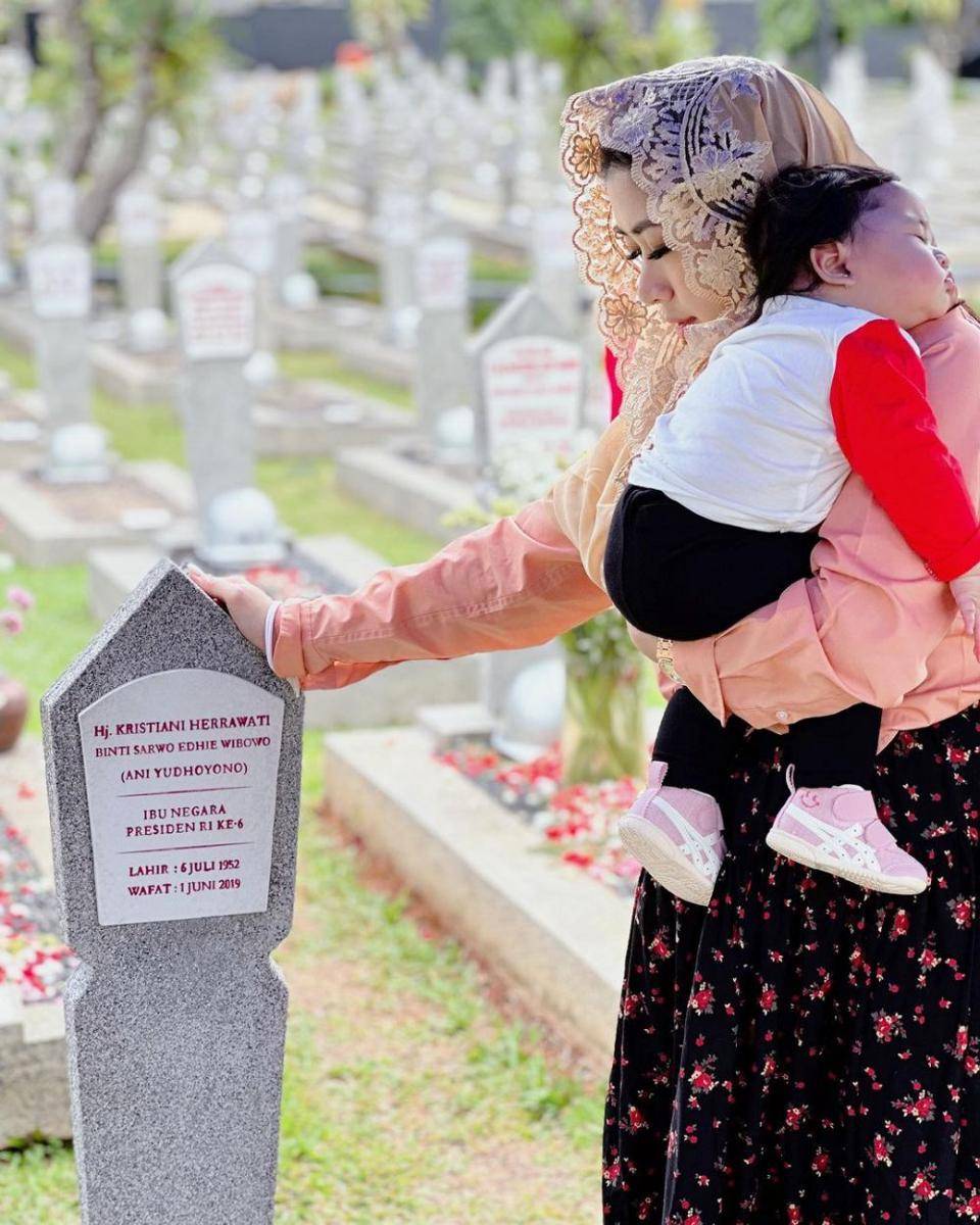 Aliya Rajasa berziarah ke makam Ani Yudhoyono (instagram.com/ruby_26)