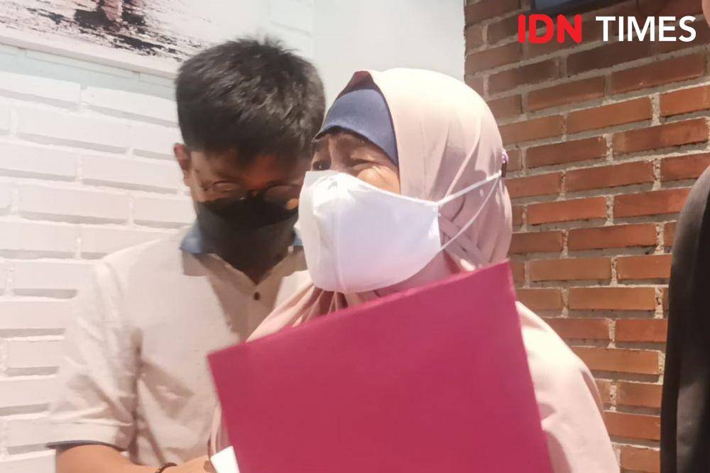 Nenek dari korban pemerkosaan di Sukabumi bacakan surat untuk Presiden di Menteng, Jakarta Pusat, Jumat (3/2/2023). (IDN Times/Dini Suciatiningrum)