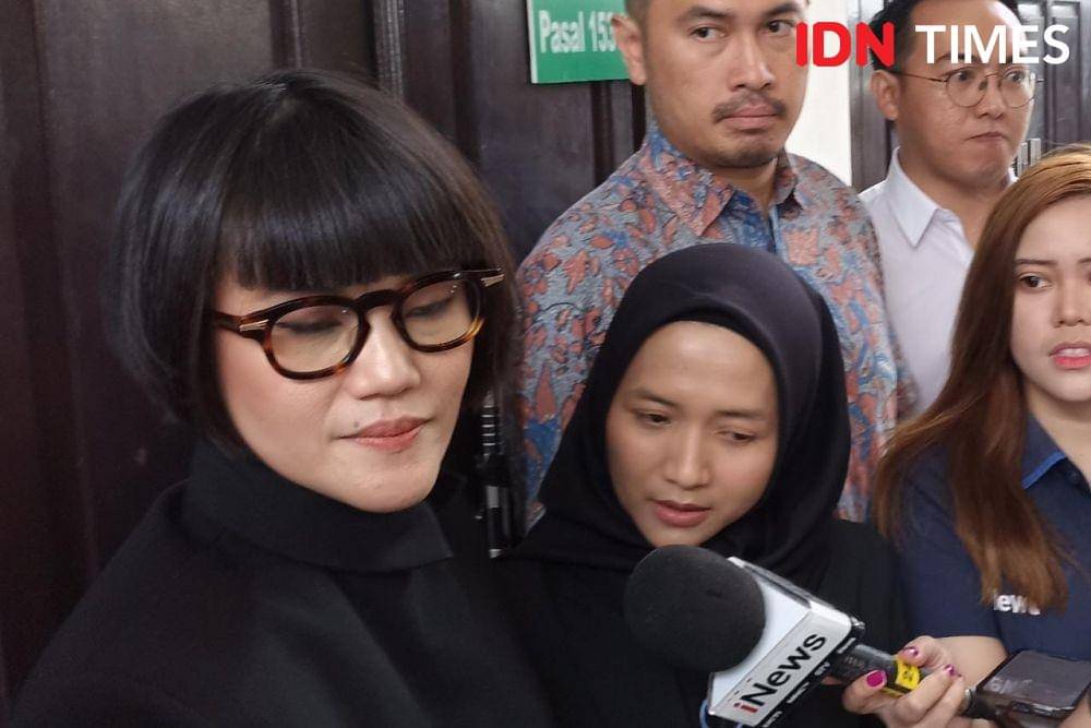 Istri AKBP Arif Rahman (kerudung hitam) terdakwa obstruction of justice, Nadia di Pengadilan Negeri Jakarta Selatan Jumat (3/2/2023) (IDN Times/Lia Hutasoit)