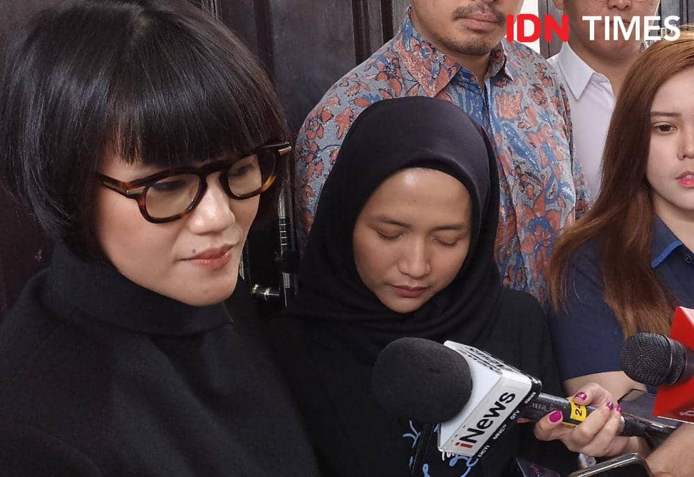 Istri AKBP Arif Rahman (kerudung hitam) terdakwa obstruction of justice, Nadia di Pengadilan Negeri Jakarta Selatan Jumat (3/2/2023) (IDN Times/Lia Hutasoit)