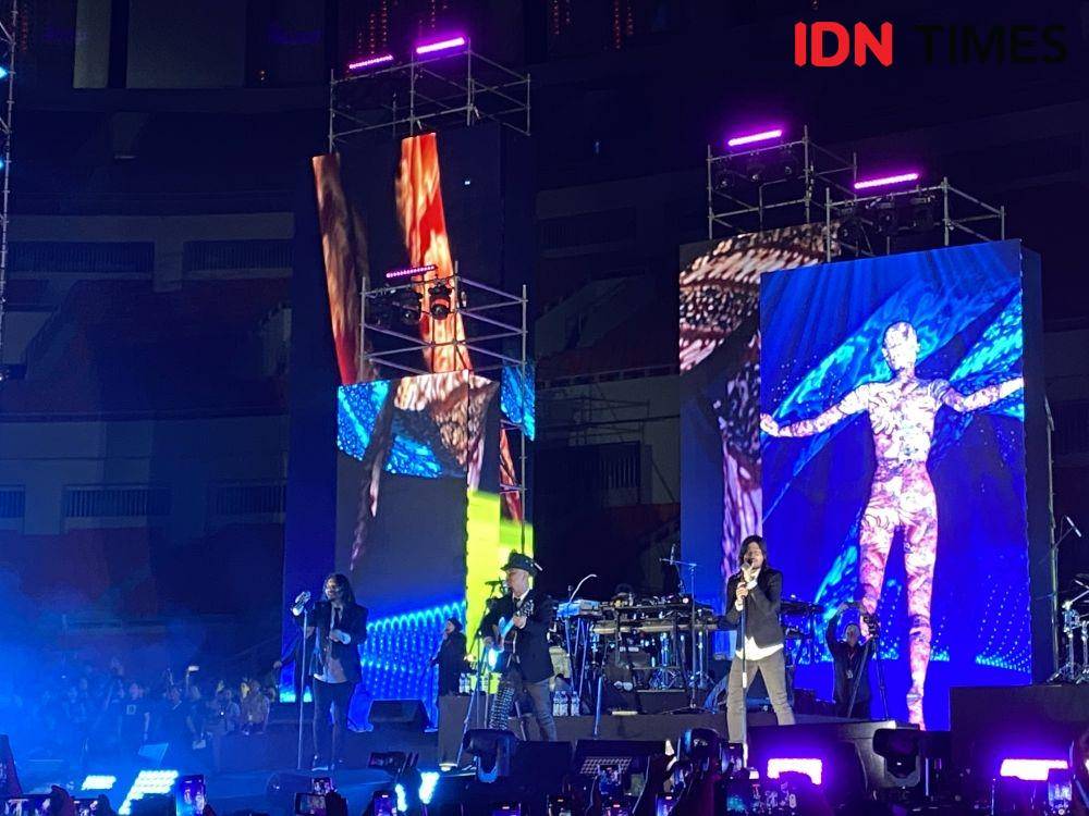 opening perfomance Dewa 19 dibuka dengan Ahmad Dhani, Virzha, dan Ello (dok.IDN Times/Stephanie Risyana)