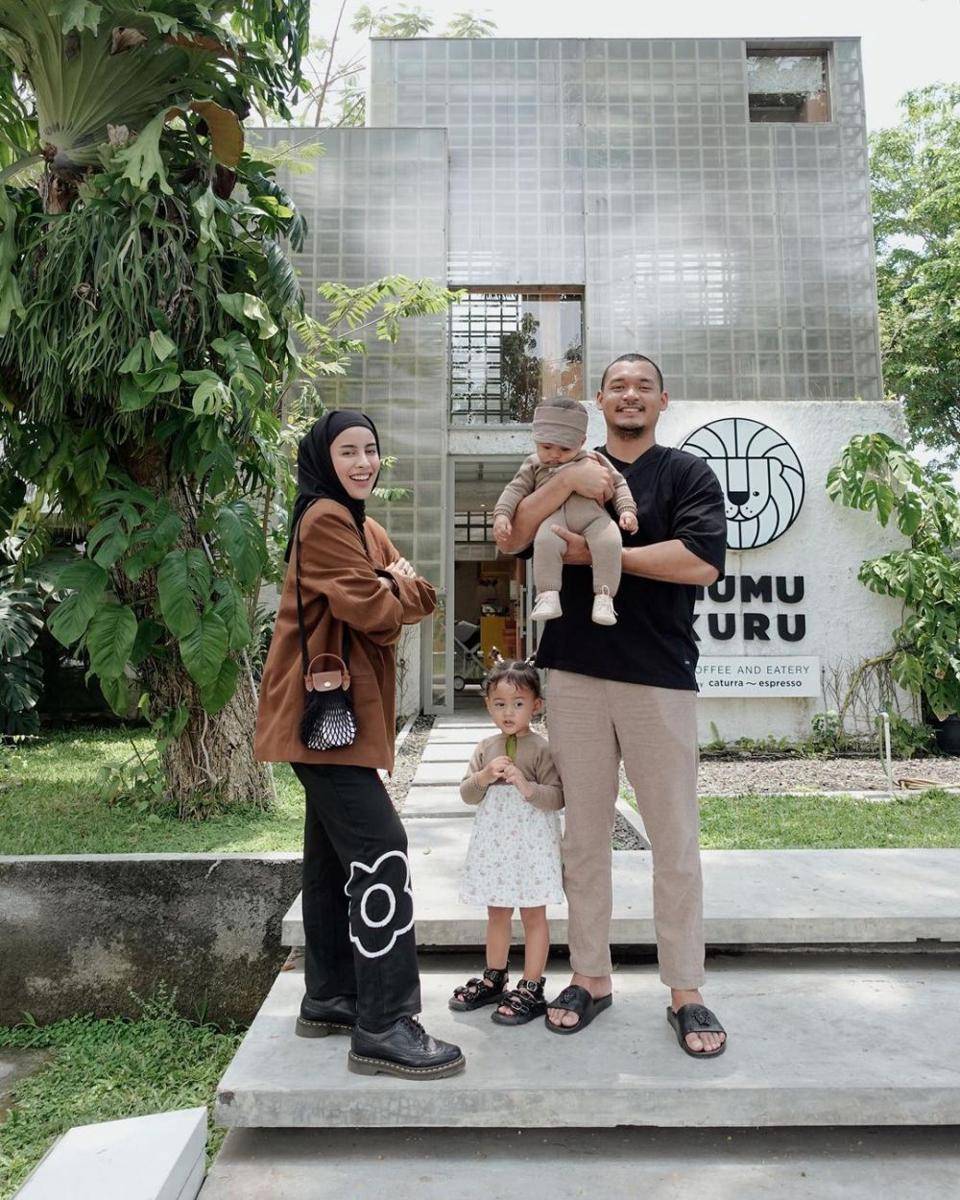 potret keluarga Aghnia Punjabi (instagram.com/emyaghnia)