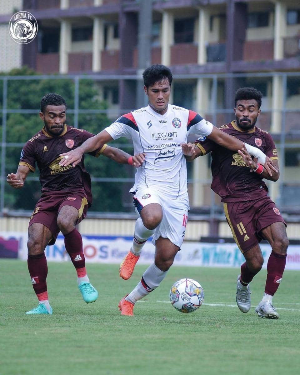 Muhammad Rafli (putih) saat dibayangi 2 pemain PSM Makassar. (Instagram/aremafcofficial)