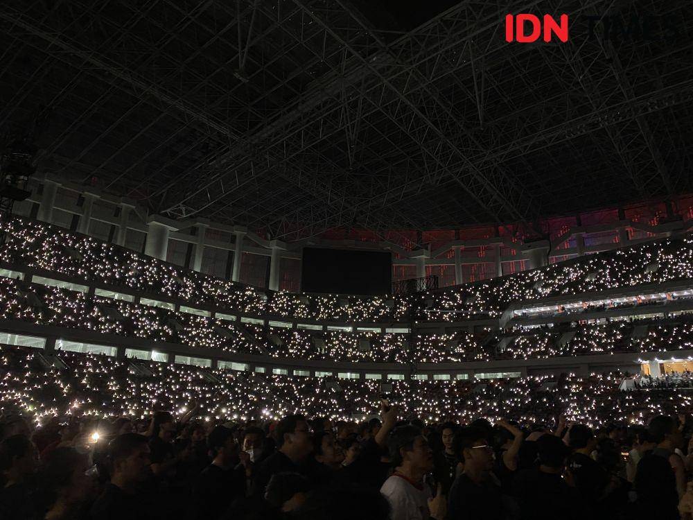 audiens saat menonton pesta rakyat 30 tahun dewa 19 (dok.IDN Times/Stephanie Risyana)