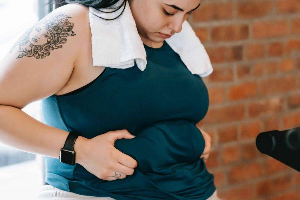 ilustrasi wanita dengan perut buncit(pexels.com/id-id/@andres-ayrton)