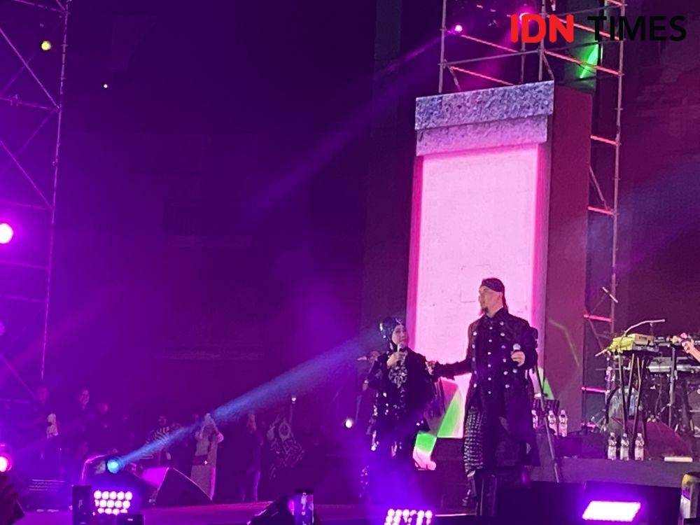 Dhani dan Elvy Sukaesih bawakan lagu sedang ingin bercinta (dok.IDN Times/Stephanie Risyana)
