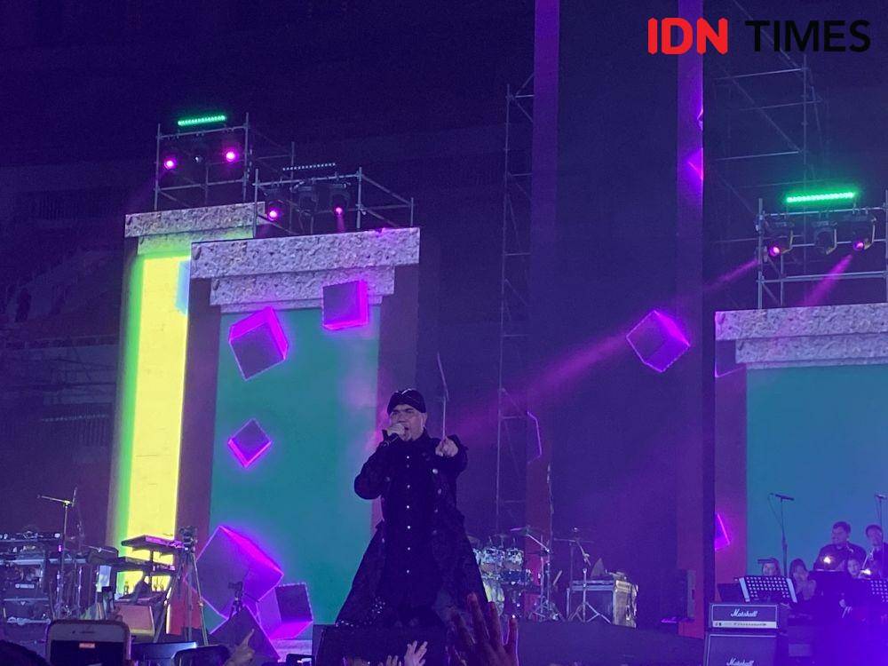 Ahmad Dhani bawakan lagu hadapi dengan senyuman (dok.IDN Times/Stephanie Risyana)