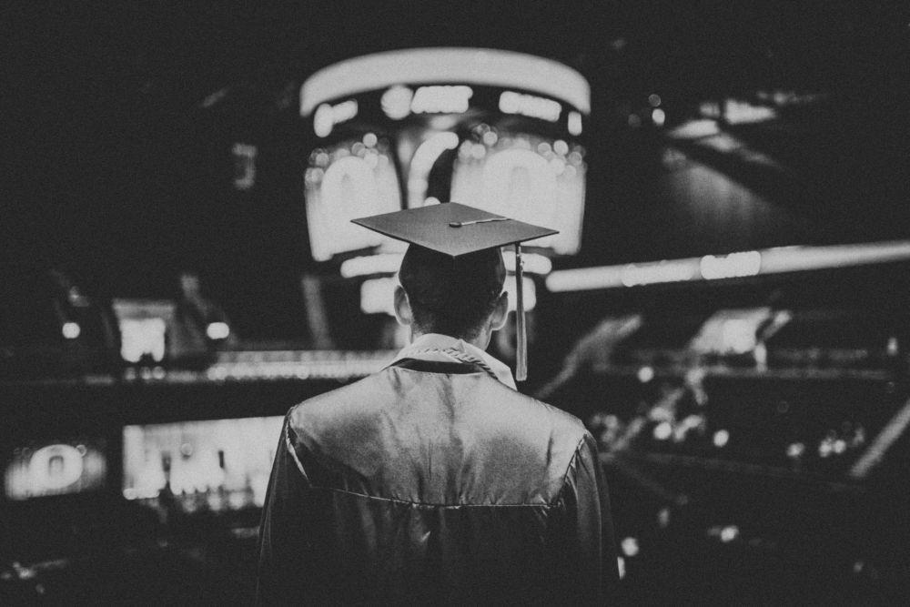 5 Pertimbangan Fresh Graduate Jika Galau Pilih S2 atau Kerja