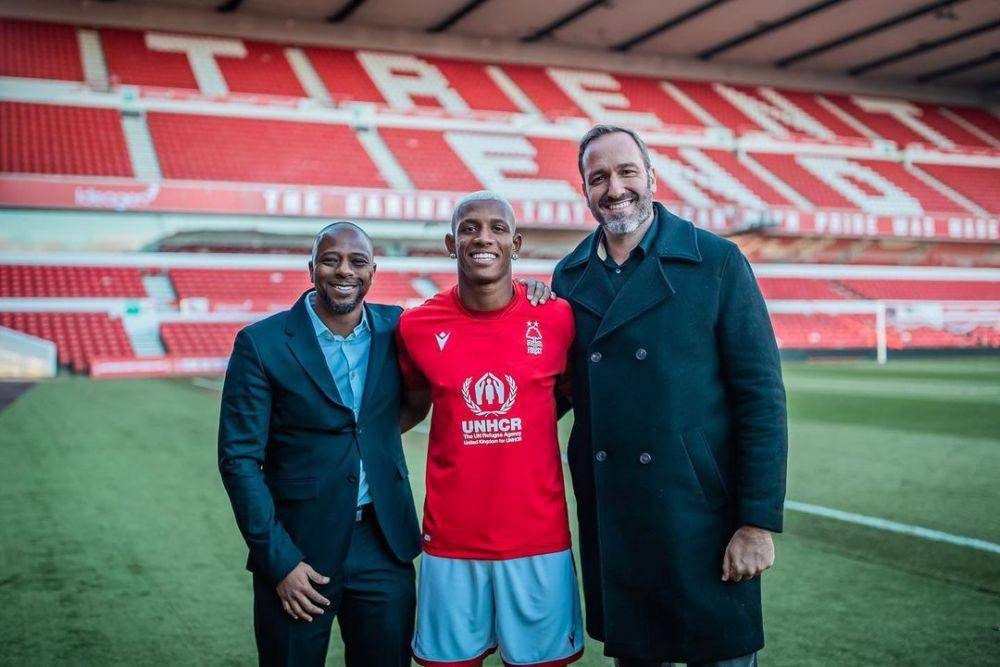 Danilo Santos (tengah) saat diperkenalkan Nottingham Forest. (instagram.com/daniillo_10)