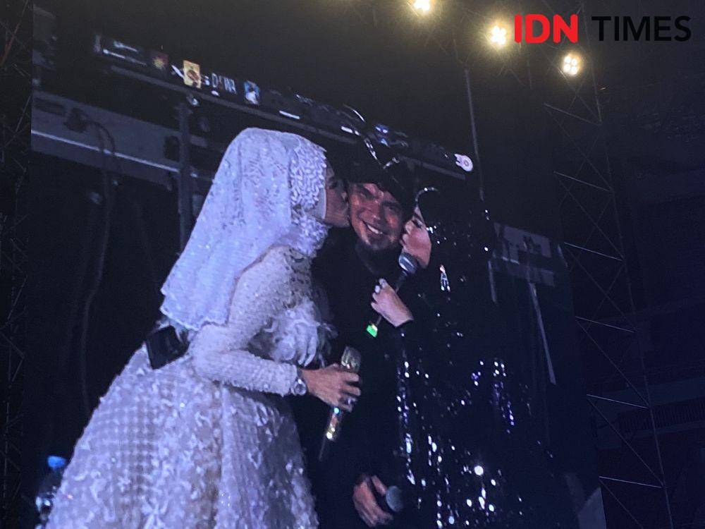 Ahmad Dhani dapat kecupan pipi dari sang istri dan Elvy Sukaesih (dok.IDN Times/Stephanie Risyana)