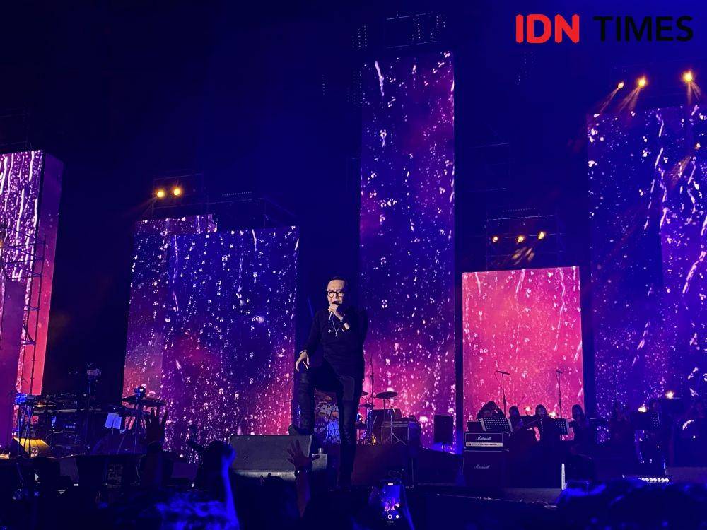 Ari Lasso bawakan lagu kangen dengan drummer pertama dewa 19 (dok.IDN Times/Stephanie Risyana)