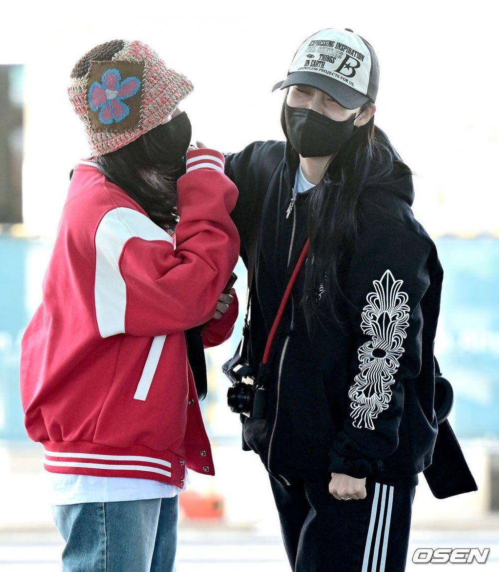 Wheein dan Moonbyul MAMAMOO di Bandara Incheon Jumat (3/2/2023) (dok. OSEN)
