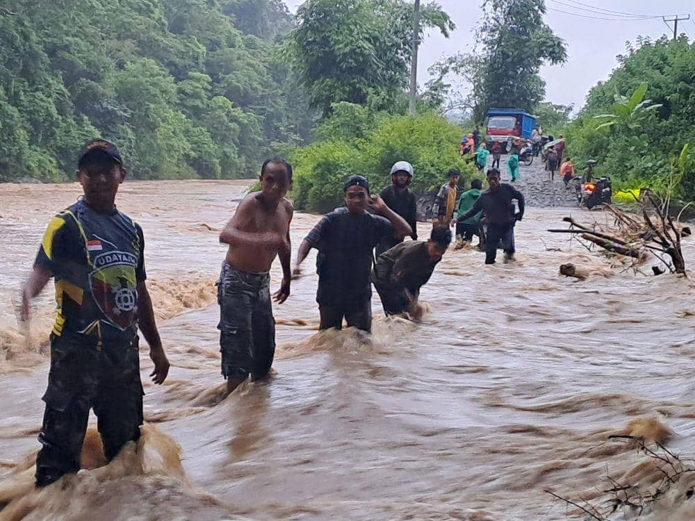 Banjir bandang yang menerjang wilayah di Kabupaten Sumbawa pekan lalu. (dok. BPBD NTB)