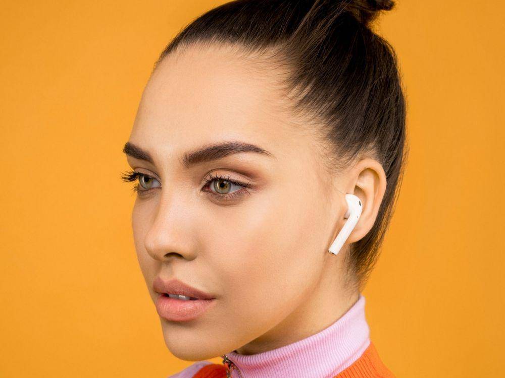 potret menggunakan earbuds wireless (pexels.com/Sound On)