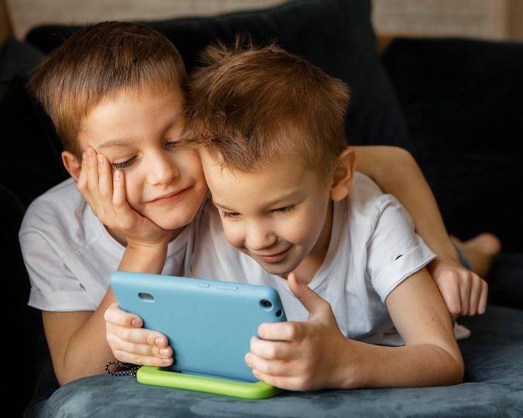 ilustrasi anak-anak bermain gadget (freepik.com/freepik)