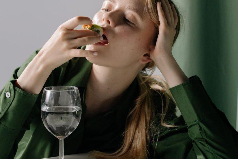 Tips Mengelola Keinginan Makan Saat Dilanda Kecemasan (Stress Eating)