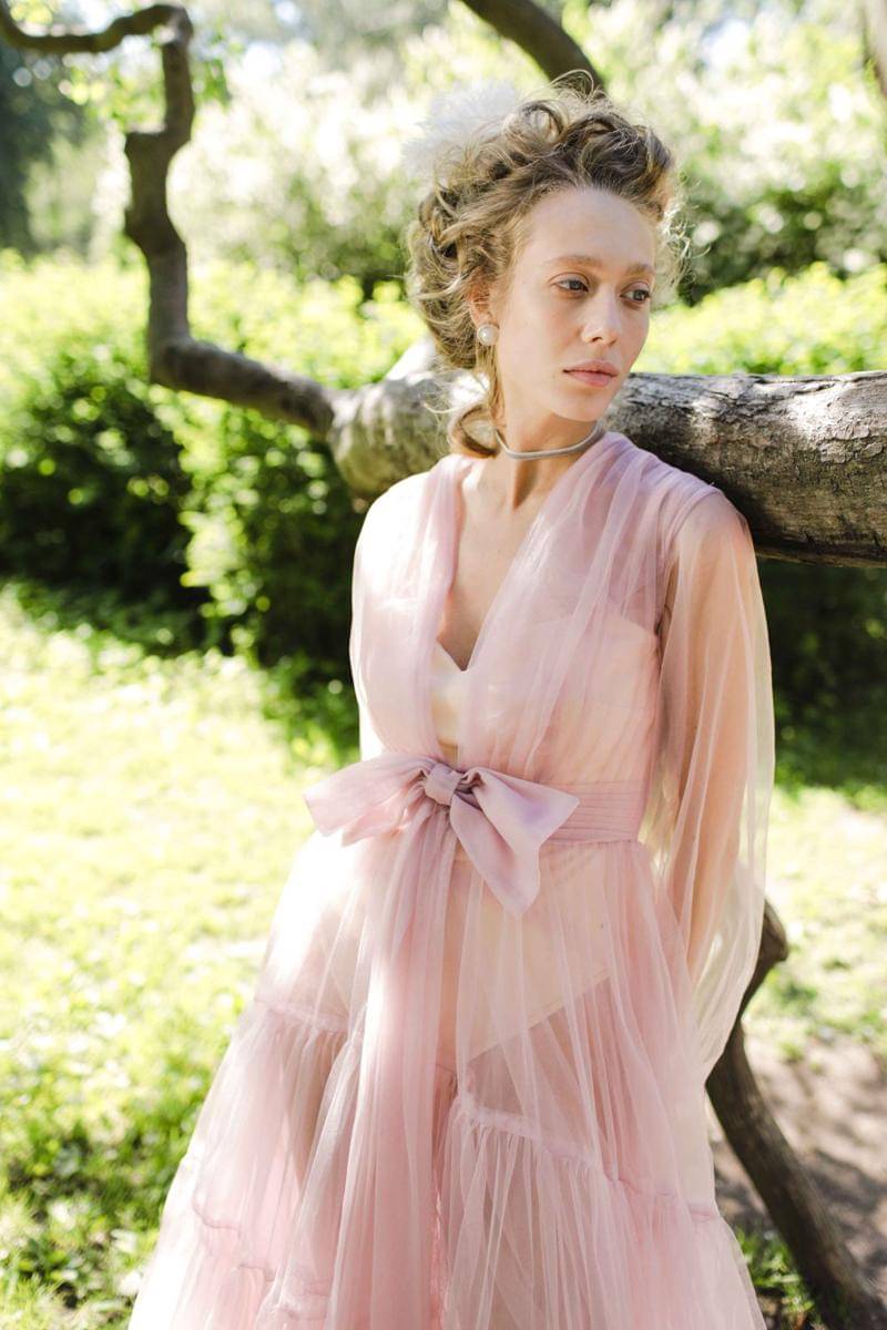 ilustrasi wrap dress(pexels.com/id-id/@cottonbro)