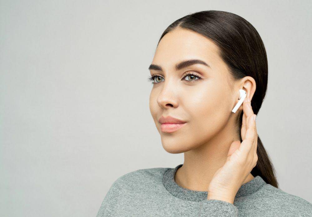 potret menggunakan earbuds wireless (pexels.com/Sound On)