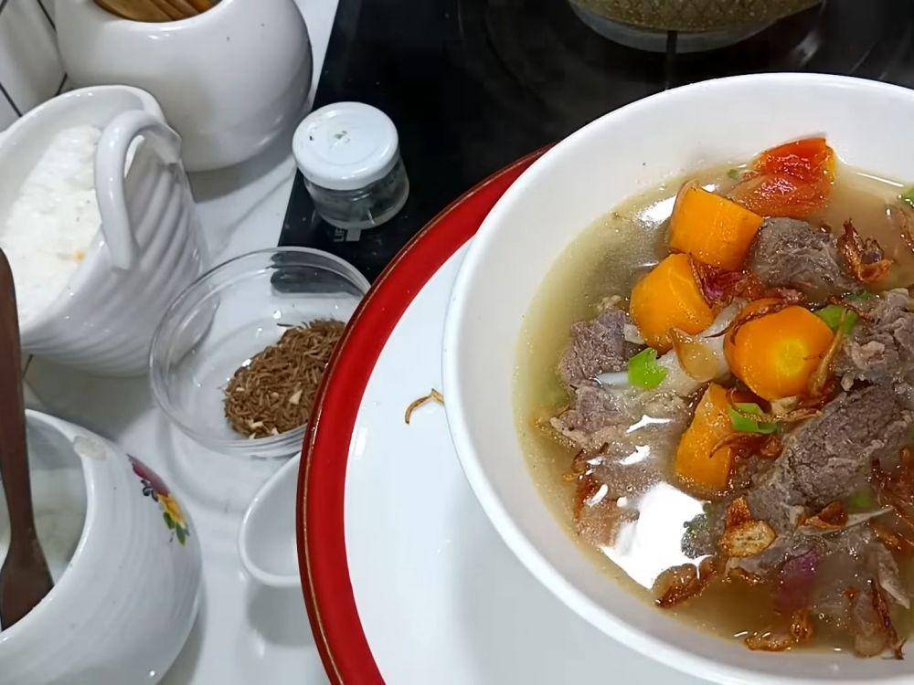 Sop iga sapi sederhana (youtube.com/Mbok Midut)