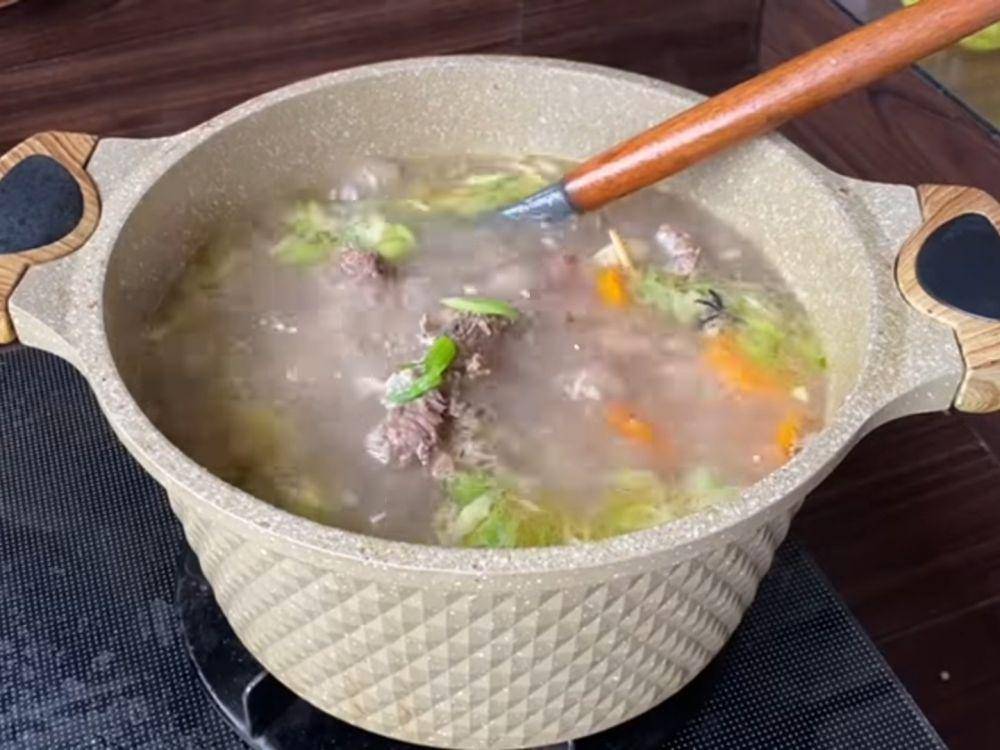 Sop iga sapi sederhana (youtube.com/Cheche Kitchen)