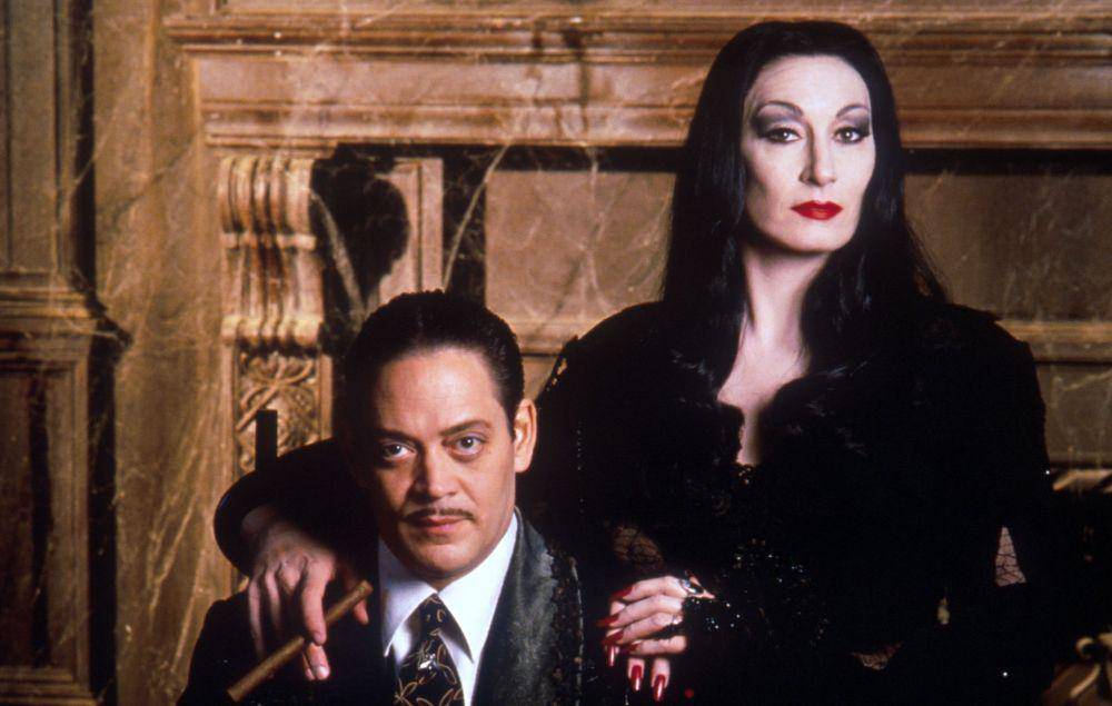 cuplikan Raul Julia (kiri) di The Addams Family 1991 (dok. Paramount Pictures/The Addams Family)
