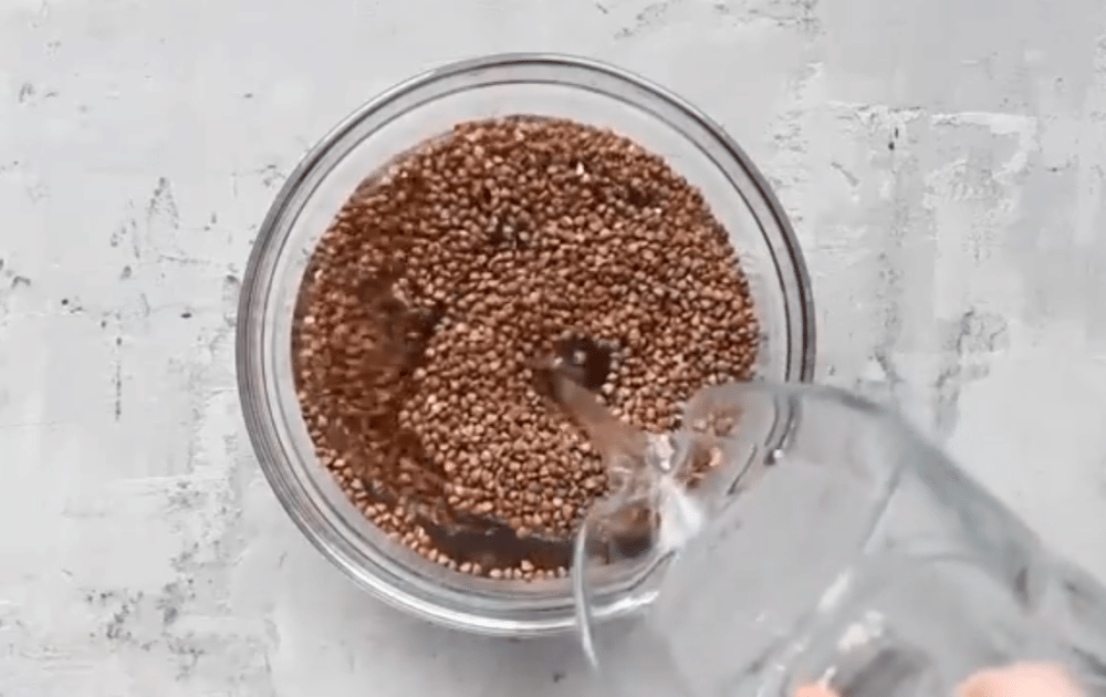 ilustrasi rendam buckwheat (youtube.com/Food to Live)