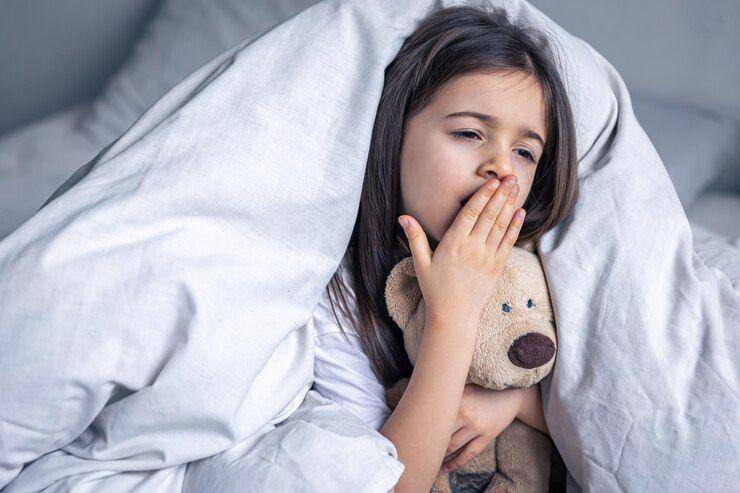 ilustrasi anak perempuan menguap (freepik.com/pvproductions)
