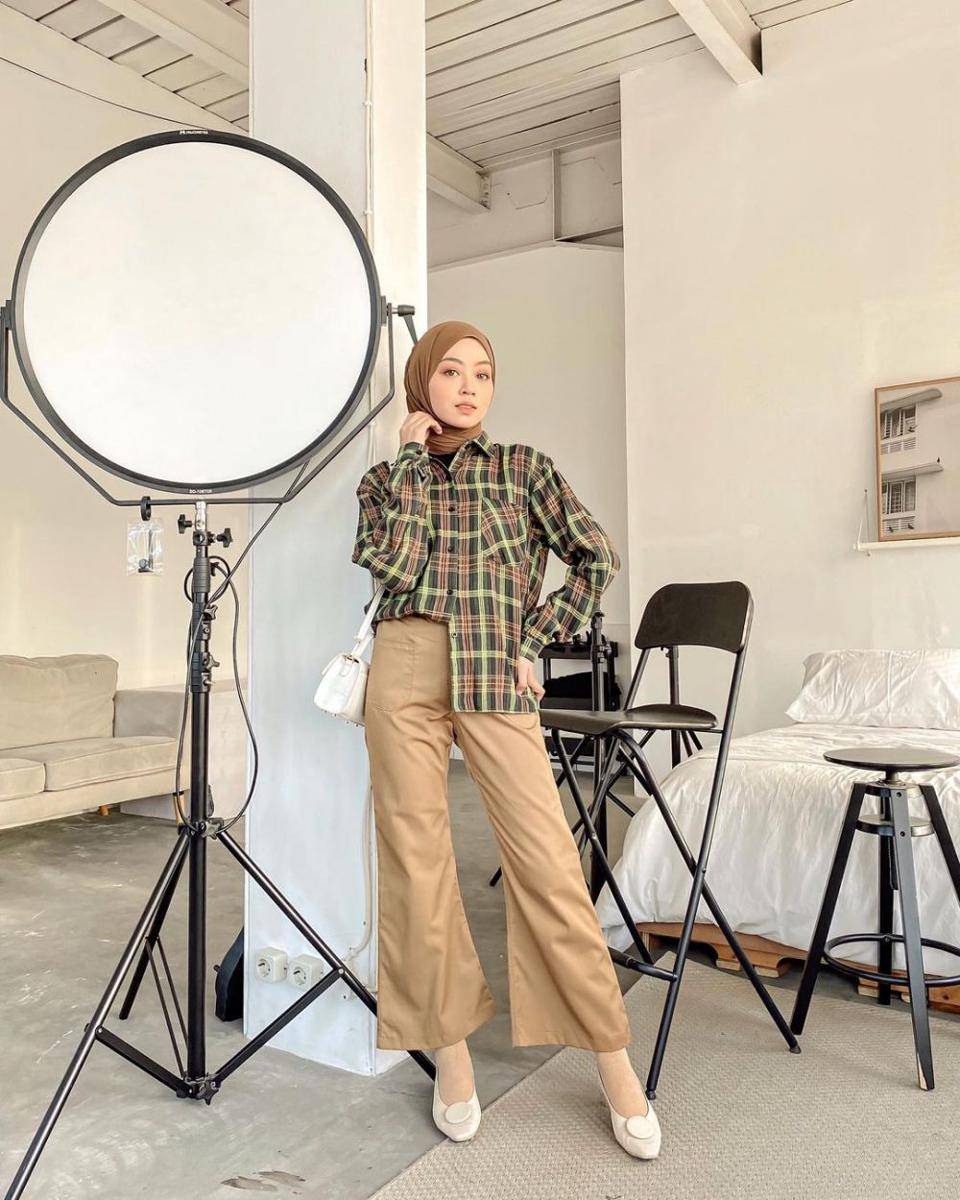 outfit motif tartan ala Meirani Amalia (instagram.com/meiraniap)