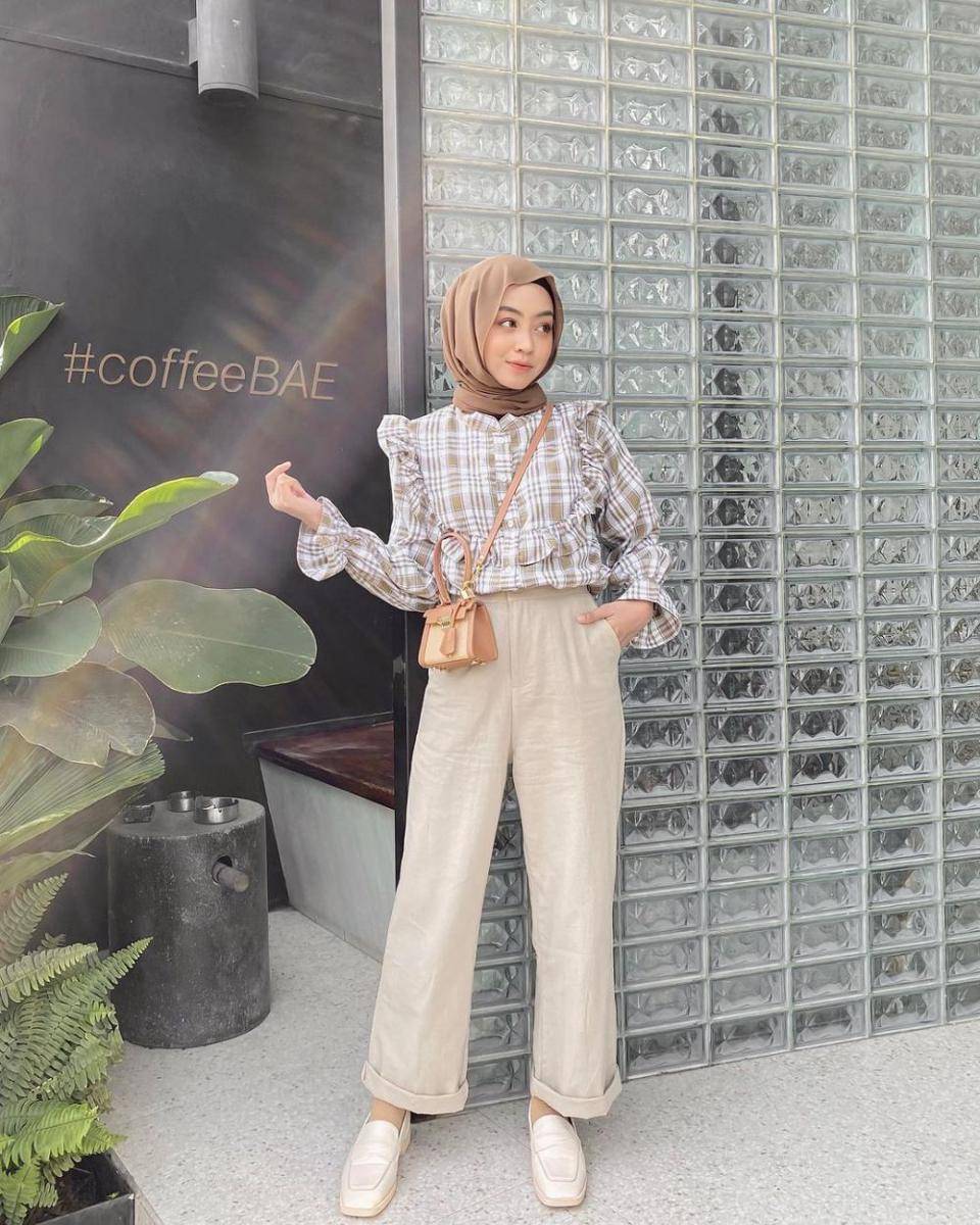 outfit motif tartan ala Meirani Amalia (instagram.com/meiraniap)