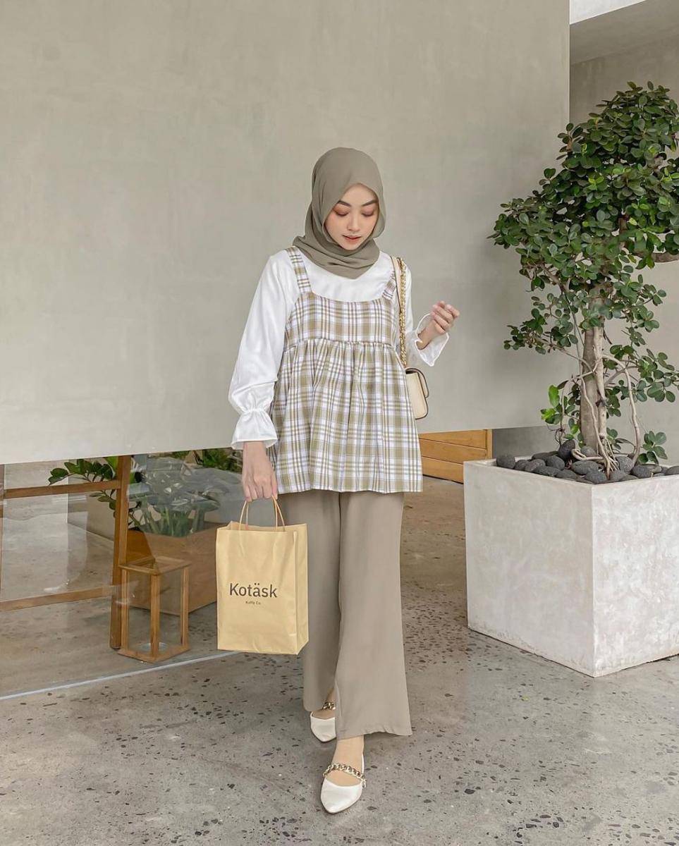 outfit motif tartan ala Meirani Amalia (instagram.com/meiraniap)