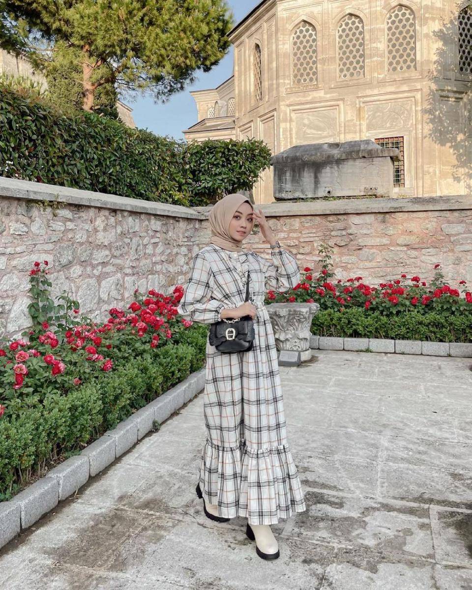 outfit motif tartan ala Meirani Amalia (instagram.com/meiraniap)