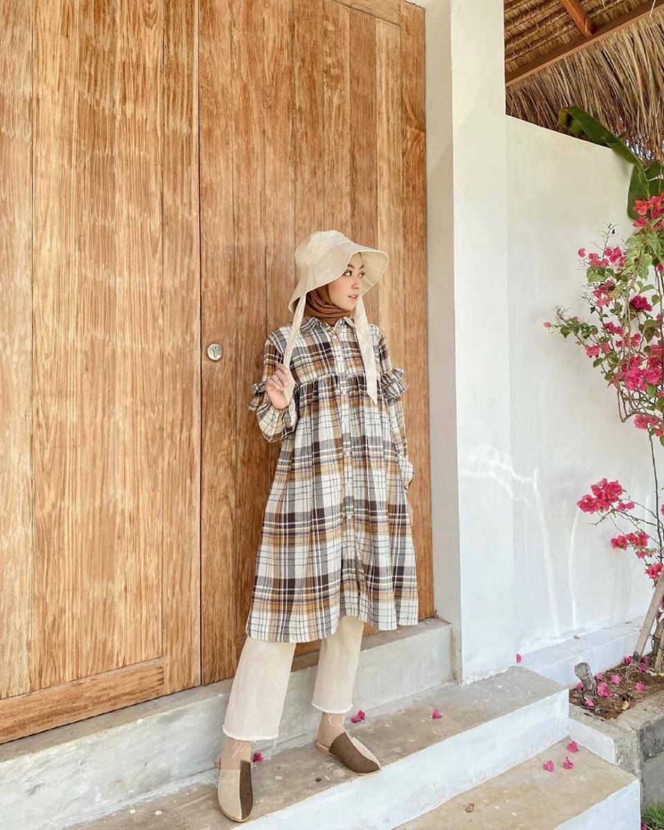 outfit motif tartan ala Meirani Amalia (instagram.com/meiraniap)