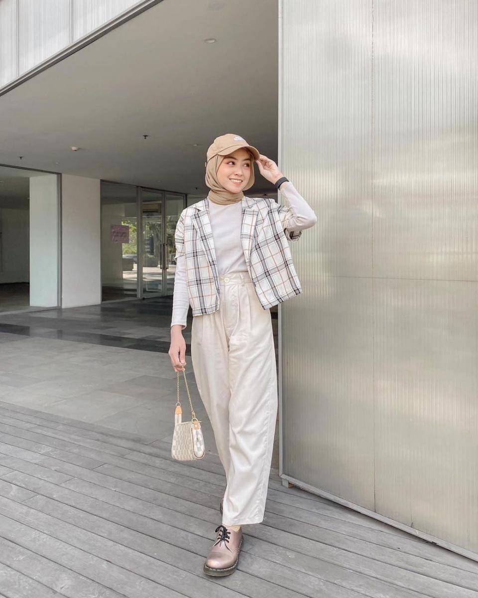 outfit motif tartan ala Meirani Amalia (instagram.com/meiraniap)