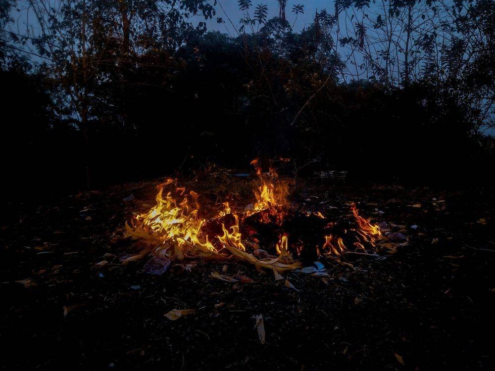 ilustrasi membakar sampah (wikimedia.org/Factual Evolution Media)