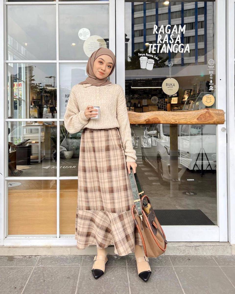 outfit motif tartan ala Meirani Amalia (instagram.com/meiraniap)