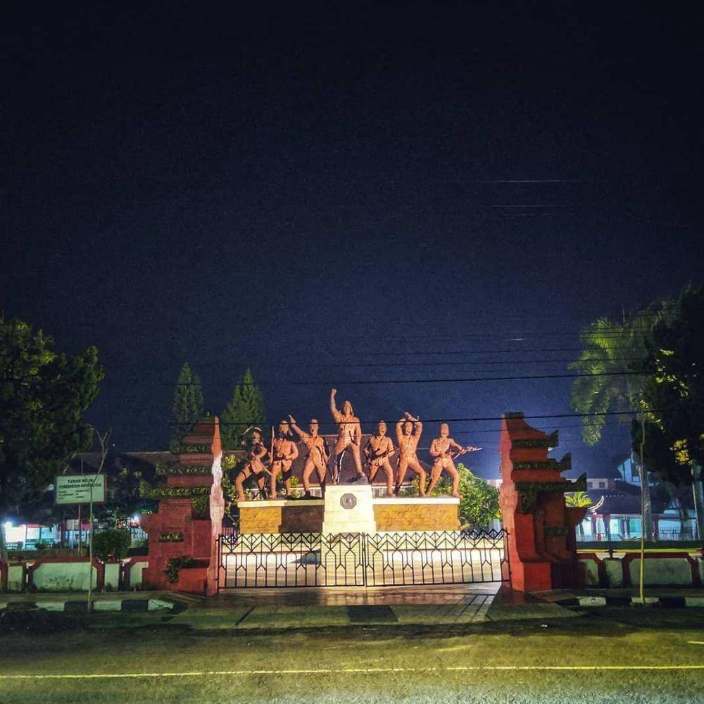 Monumen PETA di malam hari. (Instagram/shareblitar)