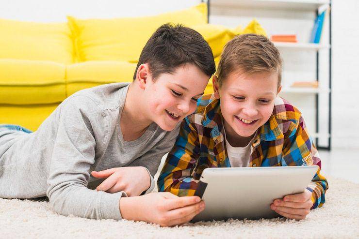 ilustrasi anak-anak bermain tablet (freepik.com/freepik)