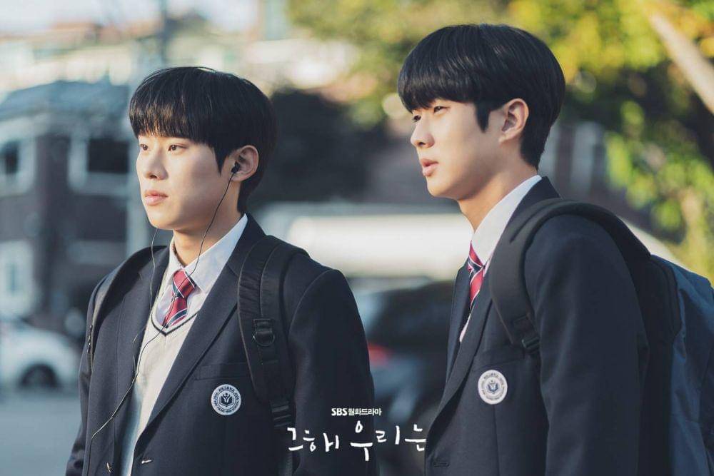 Kim Sung Cheol dan Choi Woo Sik dalam drama Our Beloved Summer (dok. SBS/Our Beloved Summer)