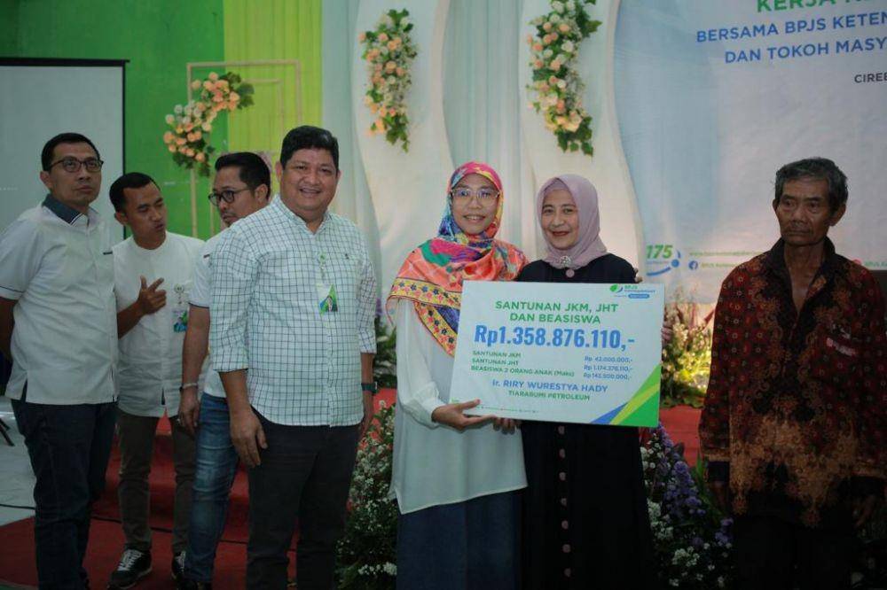 Direktur Kepesertaan BPJS Ketenagakerjaan Zainudin bersama Anggota Komisi IX DPR RI Netty Prasetyani memberikan santunan BPJAMSOSTEK. (Dok. BPJAMSOSTEK)