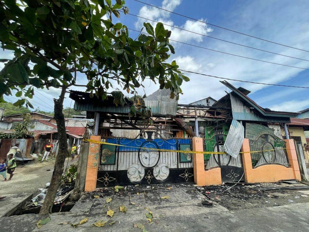 Sedang Jaga Kios, Pria di Jayapura Kaget Rumah dan Mobilnya Terbakar