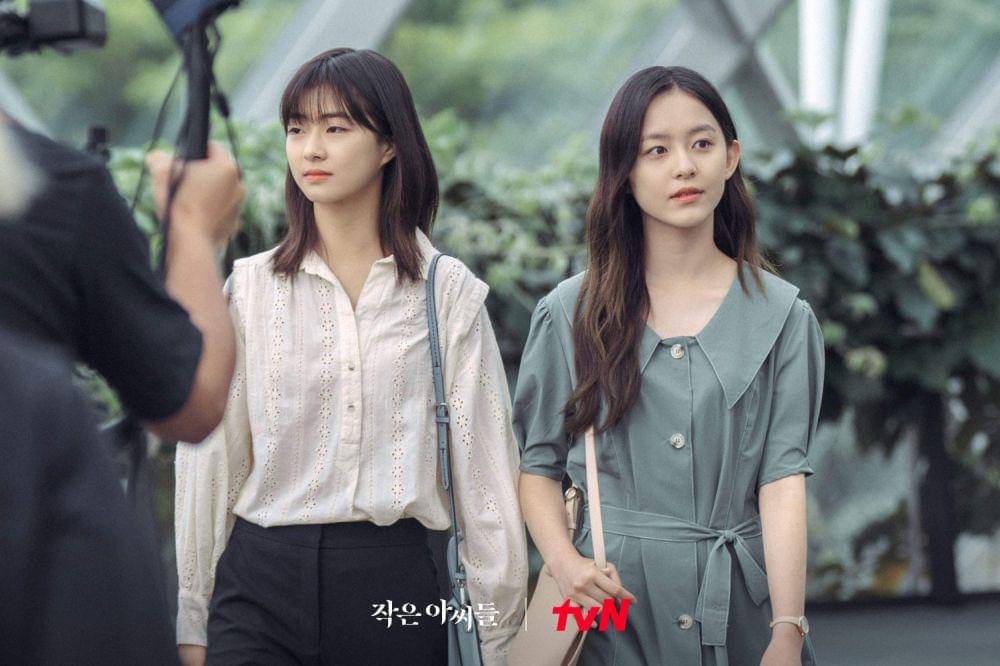 Jeong Chae Eun dan Park Ji Hu di balik layar drama Little Women (dok. tvN/Little Women)