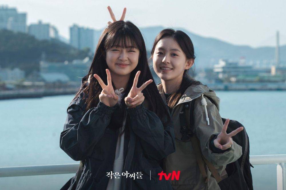 Jeong Chae Eun dan Park Ji Hu di balik layar drama Little Women (dok. tvN/Little Women)