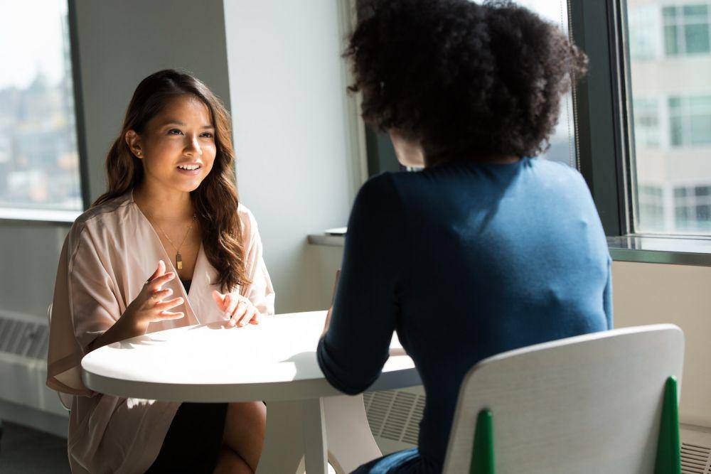 Mengobrol dengan sahabat. (Pexels.com/Christina Morillo)
