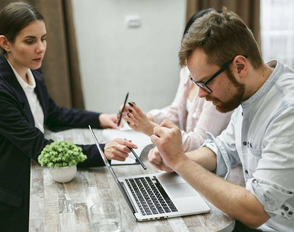 Bekerja di depan laptop (pexels.com/Mikhail Nilov)